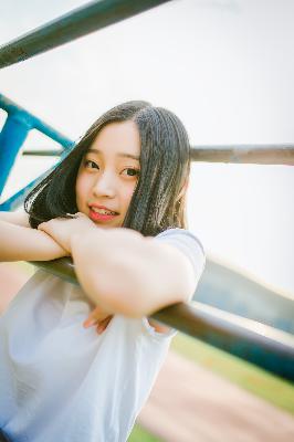 年轻漂亮的女士护士内衣